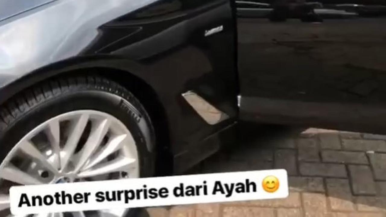 Potret Tya Ariestya Jual Mobil Mewah Hadiah Ulang Tahun dari Suami, Alasannya Karena Jarang Dipakai