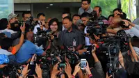 Mantan wakil ketua KPK, Bambang Widjojanto memberikan keterangan pers di depan   kantor KPK sebelum berangkat menuju kantor Bareskrim, Jakarta, Selasa,   (24/2/2015). (Liputan6.com/Faisal R Syam)