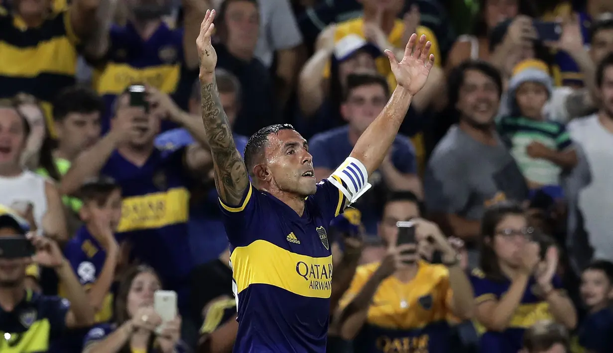Boca Juniors merupakan klub pertama Carlos Tevez dalam mengawali karier sebagai pesepak bola profesional. Ia kemudian berkesempatan untuk membela beberapa klub top Eropa seperti Manchester City, Manchester United, dan Juventus. Namun, setelah itu, Tevez akhirnya kembali ke Boca pada 2015. Belum berhenti, Tevez mencoba peruntungannya ke daratan China dengan bergabung bersama Shanghai Shenhua. Setelah setahun, ia kemudian kembali lagi ke Boca Juniors dan membantu timnya menjuarai Primera Divisi Argentina tahun 2020 sebelum pensiun setahun kemudian. (AFP/Alejandro Pagni)