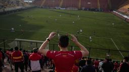 Penggemar klub Union Espanola menyaksikan pertandingan di dalam stadion Santa Laura, di Santiago, Chile, Sabtu (14/8/2021). Setelah lebih dari satu tahun lockdown, penggemar diizinkan kembali ke stadion pada akhir pekan ini di tengah protokol kesehatan dan jarak sosial yang ketat. (AP/Esteban Felix)