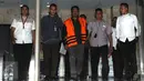 Budi Supriyanto dikawal petugas usai diperiksa KPK, Jakarta, Selasa (15/3/2016). Politisi Partai Golkar tersebut resmi ditahan karena terbukti menerima  305 ribu dolar Singapura dalam proyek di Kementerian PUPR. (Liputan6.com/Helmi Afandi)