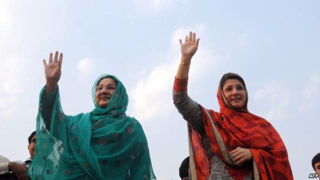 Kulsoom Nawaz (kiri), istri, dan Maryam Nawaz (kanan), anak perempuan mantan perdana menteri Pakistan Nawaz Sharif, melambaikan tangan ke arah para pendukung dalam sebuah kampanye di Lahore, Pakistan, 4 Mei 2013. (VOA/AFP)