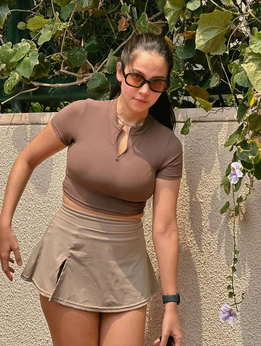 Banyak netizen yang menyebut bahwa penampilan Estelle Linden setelah melahirkan tetap menawan. Tidak terlalu banyak perubahan, para penggemarnya pun memujinya yang nampak berisi. Selain itu gaya sportynya saat bermain tenis ini banyak menuai sorotan dari para penggemar. (Liputan6.com/IG/@estelleelinden)