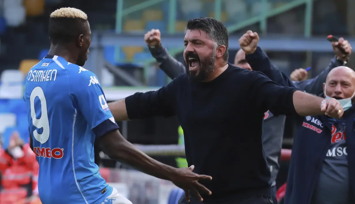 Pelatih Napoli, Gennaro Gattuso, merayakan gol yang dicetak Victor Osimhen saat menghadapi Atalanta laga lanjutan Liga Italia di Stadion San Paulo, Napoli, Sabtu (17/10/2020) malam WIB. Napoli menang 4-1 atas Atalanta. (Alessandro Garofalo/LaPresse via AP)