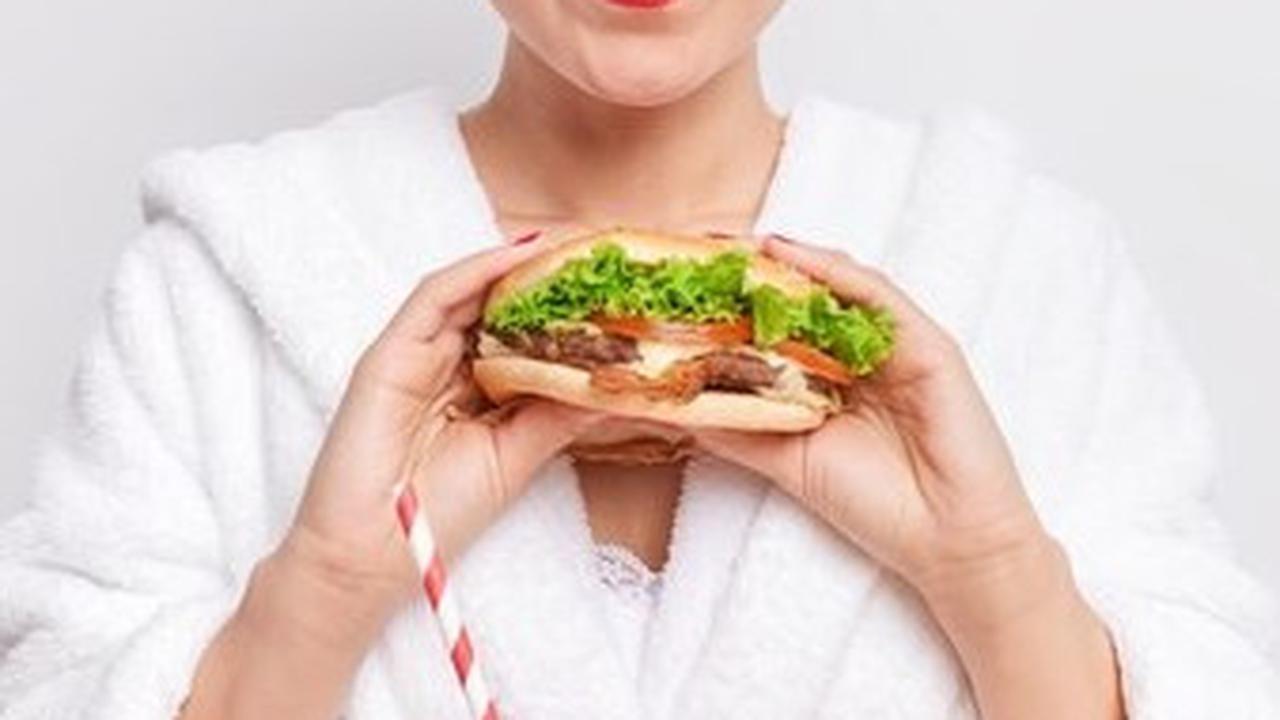 4.&nbsp;Hindari Makanan Cepat Saji: Pilih Opsi Sehat dan Nutritif