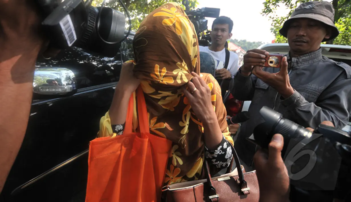 Istri Sylvester Obiekwe Nwolise‎, Fatimah datangi dermaga wijayapura Cilacap, Jawa Tengah, Jumat (6/3/2015). (Liputan6.com/Johan Tallo)