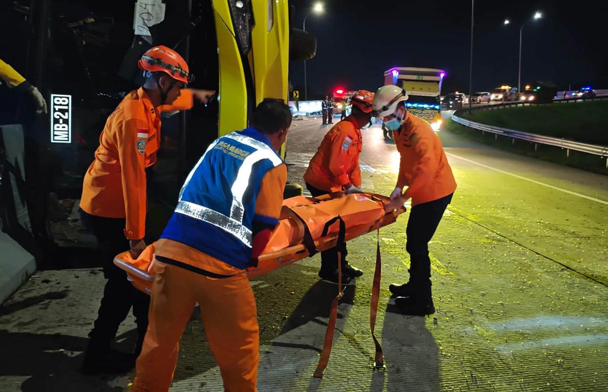 Basarnas Evakuasi Korban Kecelakaan Bus Maut di Tol Krapyak