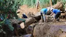 Sedikitnya 10 orang tewas dan delapan lainnya terluka akibat tanah longsor yang dipicu oleh hujan lebat di dekat kota Medellin, Kolombia. (JAIME SALDARRIAGA/AFP)