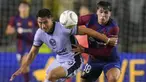 Pemain Barcelona, Marc Guiu (kanan) berebut bola dengan pemain Club America, Ramon Juarez pada laga persahabatan di Cotton Bowl, Dallas, Amerika Serikat, Jumat (22/12/2023) dini hari WIB. (AP Photo/Julio Cortez)