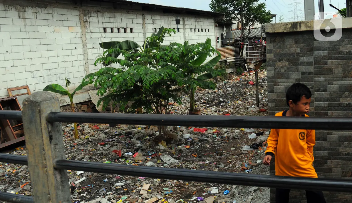 Warga menyayangkan mangkraknya proyek tersebut lantaran beberapa bangunan rumah warga telah dieksekusi. Warga berharap jika proyek tersebut tidak dilanjutkan, dapat diganti menjadi ruang terbuka hijau, agar dapat dinikmati oleh warga sekitar. (merdeka.com/Imam Buhori)