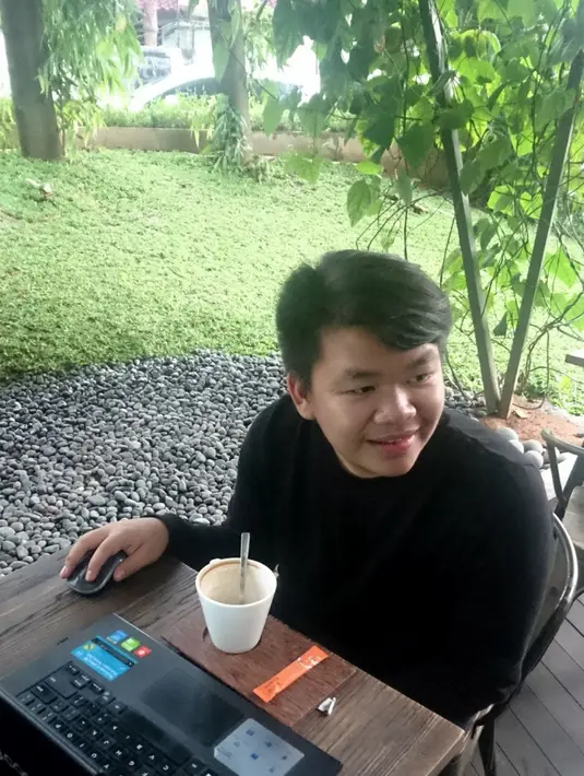 Soal asmara, Kiki mengaku membutuhkan waktu lama untuk menyatakan cintanya. Ia juga tidak menampik cantik secara fisik bagi kekasihnya. Namun hal itu tidak mutlak. (Muhamad Altaf Jauhar/Bintang.com)