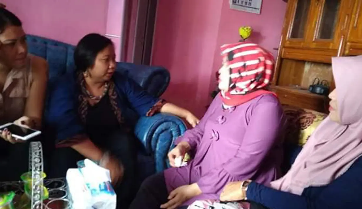 Ketua Pusat Studi dan Kajian Migrasi Migrant CARE Anis Hidayah bertemu dengan ibunda Tuti Tursilawati, Iti Sarniti, di kediamannya di Majalengka pada September 2018 lalu. Tuti merupakan TKI yang dieksekusi mati oleh Saudi. (facebook.com/anis.hidayah)