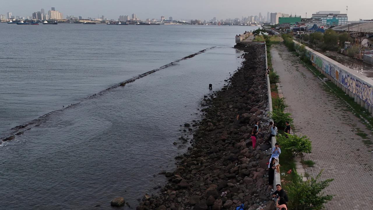 Penampakan Tangul Laut Raksasa di Utara Jakarta
