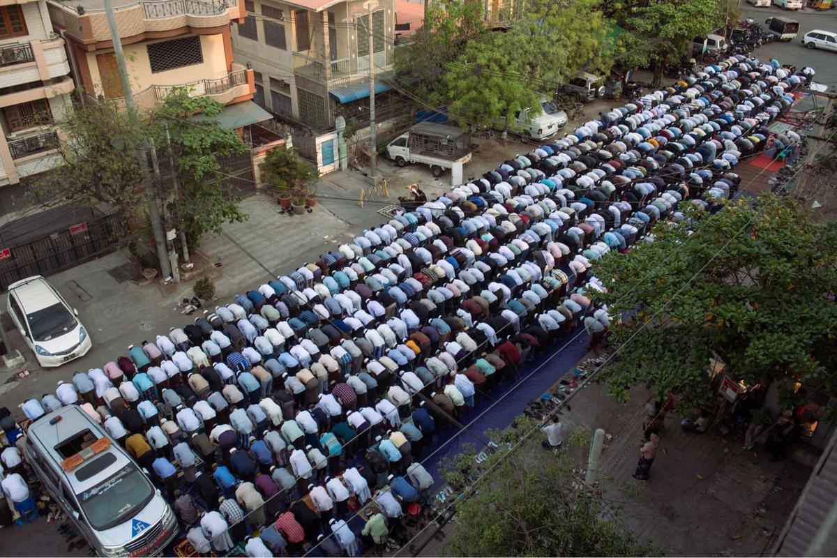 Muslim di Myanmar gelar salat Idulfitri di jalanan