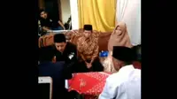 Viral, pernikahan sepasang mempelai dengan mahar sandal jepit. (Foto: Liputan6.com/Istimewa/Muhamad Ridlo).