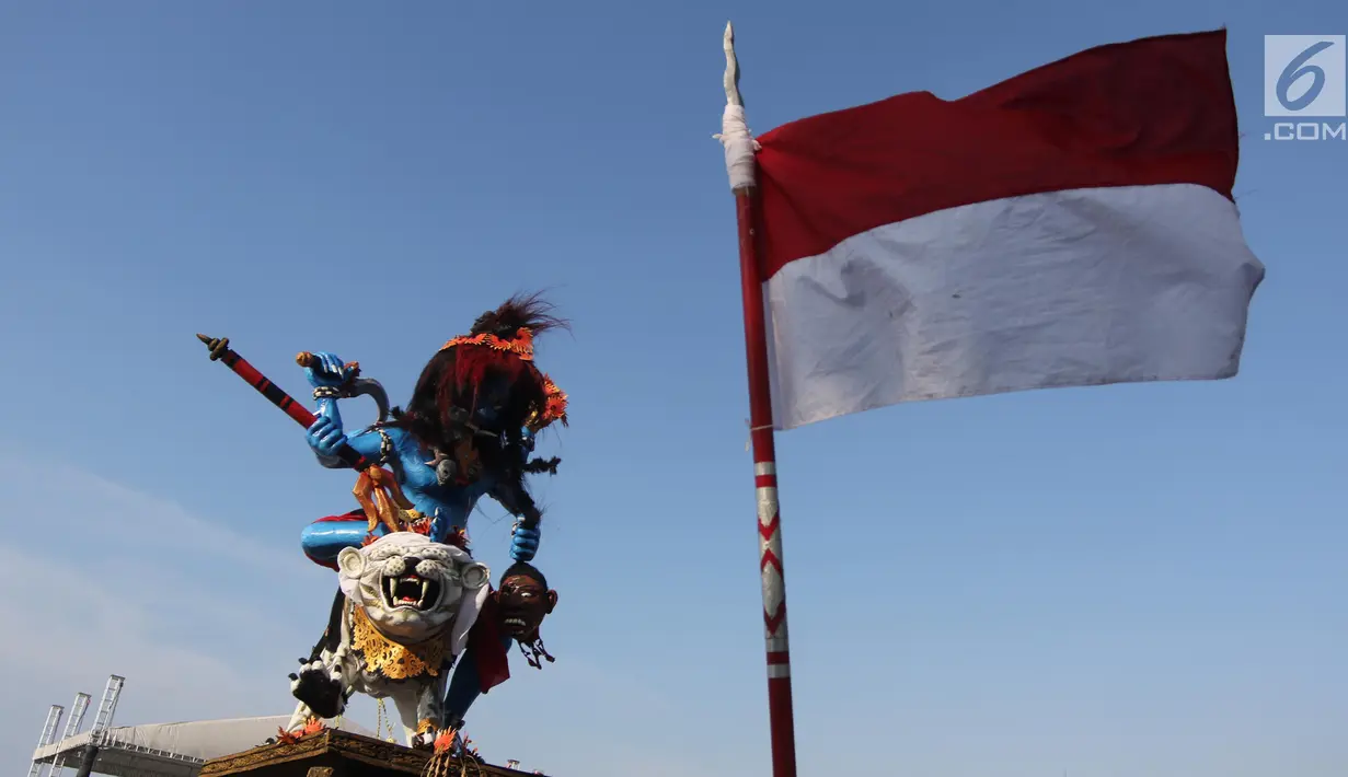Arak-arakan ogoh-ogoh dengan bendera merah putih dalam Festival Ogoh-Ogoh di Pantai Lagoon Ancol, Jakarta, Minggu (18/3). Festival ini digelar untuk memperingati Hari Raya Nyepi Tahun Baru Saka 1940. (Liputan6.com/Arya Manggala)