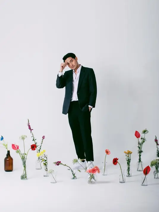 Sedangkan Luthfi pilih setelan jas hitam dengan kemeja dan sneakers putih [@byjatidiriono]