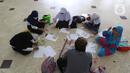 Peserta membuat kerajinan tangan saat mengikuti kegiatan Pesantren Kilat Ramadhan di Masjid Agung Sunda Kelapa, Menteng, Jakarta, Minggu (10/4/2022). Sebanyak 200 peserta yang terdiri dari kaum dhuafa dan yatim piatu mengikuti kegiatan Pesantren Kilat Ramadhan. (Liputan6.com/Herman Zakharia)
