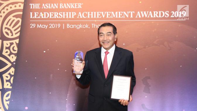 Dirut PT BRI (Persero) Tbk Suprajarto berpose usai meraih penghargaan The Asian Banker CEO Leadership Achievement Award for Indonesia di Asia di Hotel Shangri-La, Bangkok (29/5/2019). Penghargaan diserahkan oleh Managing Director The Asian Banker Foo Boon Ping. (Liputan6.com/Pool/Humas BRI)