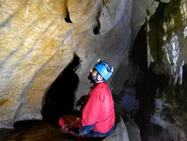 Ilmuwan menemukan sebuah galeri seni kuno di gua Atxurra, Spanyol bagian utara, Selasa (24/5). Sedikitnya ada 70 gambar yang dipulas di dinding-dinding gua. Arkeolog mengatakan lukisan itu dibuat 14.500 tahun lalu. (HO/AFP)