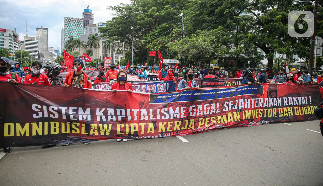 Massa dari berbagai elemen buruh berunjuk rasa di kawasan Patung Kuda, Jakarta, Kamis (22/10/2020). Dalam aksi yang digelar bertepatan dengan setahun pemerintahan Presiden Joko Widodo-Wapres Ma'ruf Amin itu massa meminta dikeluarkannya Perppu pencabutan UU Cipta Kerja. (Liputan6.com/Faizal Fanani)