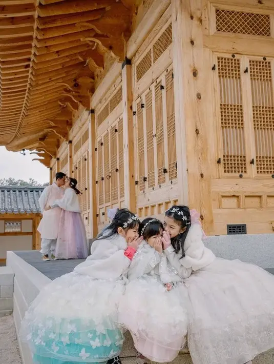 <p>Ini jadi foto yang paling mencuri perhatian publik. Pasalnya terlihat Surya dan sang istri menikmati momen romantis, sedangkan ketiga anaknya tampak sedang mengobrol. [Foto: instagram.com/suryainsomnia]</p>