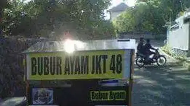 6 Tulisan Nyeleneh di Gerobak Bubur Ayam Ini Bikin Geleng Kepala
