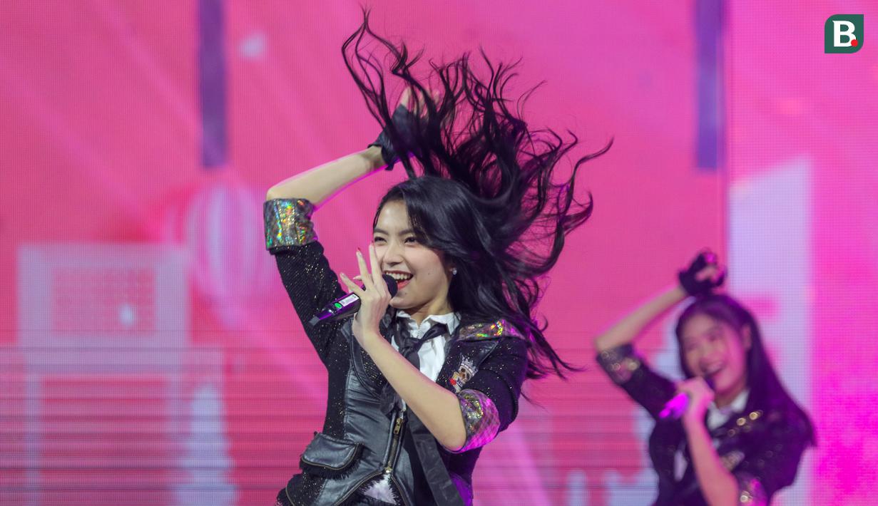 <p>JKT 48 saat tampil memeriahkan acara Sportcaster Piala Dunia 2022 pada acara Konser Histeria Pesta Bola Dunia 2022 di EMTEK City, Jakarta, Kamis (20/10/2022). (Bola.com/Bagaskara Lazuardi)</p>