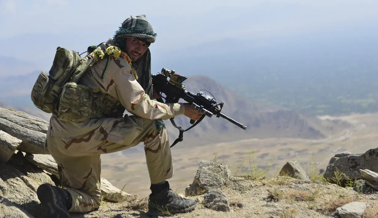 Gerakan perlawanan Afghanistan dan pasukan pemberontak anti-Taliban ambil posisi saat patroli di puncak bukit di daerah Darband, Distrik Anaba, Provinsi Panjshir, 1 September 2021. Panjshir terkenal dengan pertahanan alami yang tak pernah ditembus pasukan Soviet atau Taliban. (AHMAD SAHEL ARMAN/AFP)