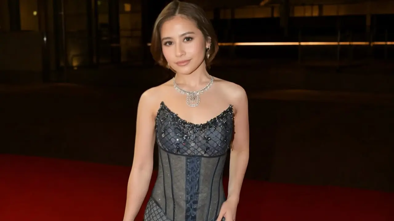 Bak Mermaid Modern di Cannes, Prilly Latuconsina Tampil Memesona dengan Corset Dress Biru Bersama Omara Esteghlal