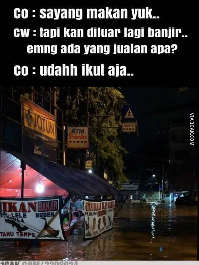 6 Potret Jualan Saat Banjir Ini Curi Perhatian, Totalitas Dalam Bekerja