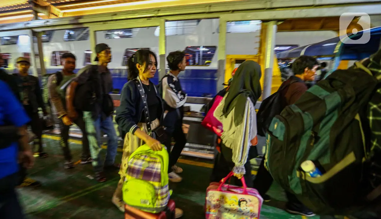 PT. Pelindo Regional 2 Banten mencatat sejak Rabu (3/5) hingga Sabtu (6/4/2024) pukul 16.00 WIB sebanyak 30.414 orang telah menyeberang. (Liputan6.com/Angga Yuniar)