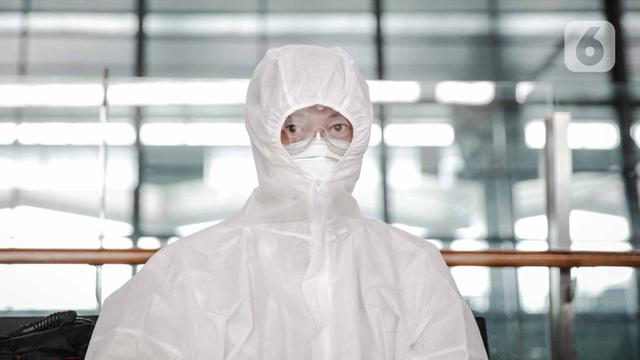 FOTO: Cegah Corona, Calon Penumpang di Bandara Soetta Pakai APD