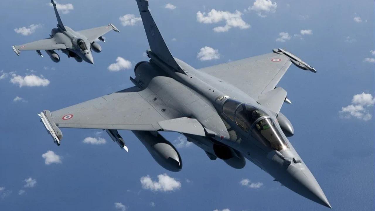Prabowo Serahkan Kunci Jet Tempur Rafale kepada Panglima TNI