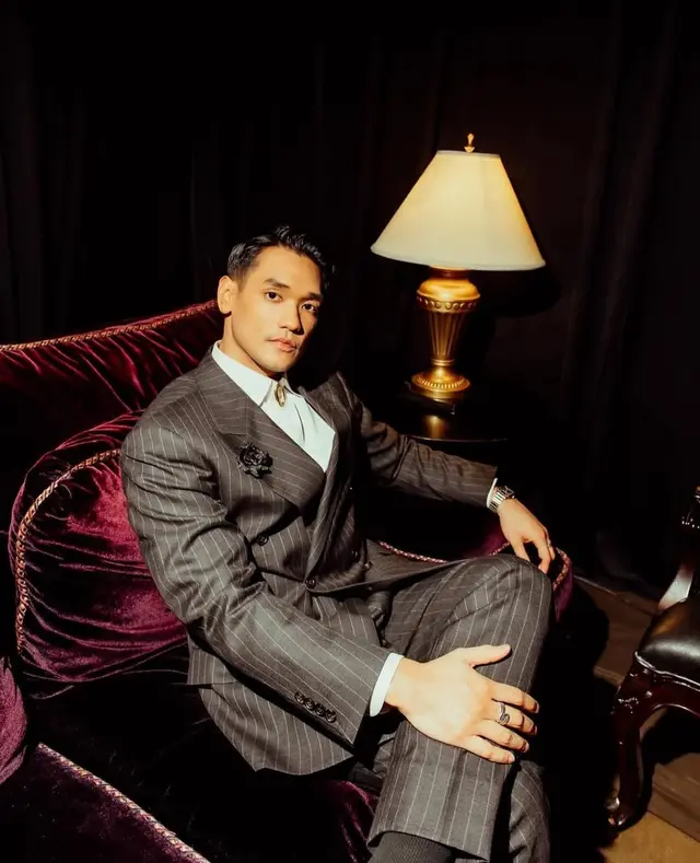 Power Suit Bergaris yang Klasik, Tegas, dan Penuh Karakter