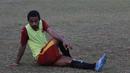 Bek sayap Mitra Kukar, Abdul Gamal melakukan pendinginan usai latihan jelang pertandingan Piala Presiden melawan Arema Cronus di Lapangan Bea Cukai, Jakarta, Senin (12/10/2015). (Bola.com/Vitalis Yogi Trisna)