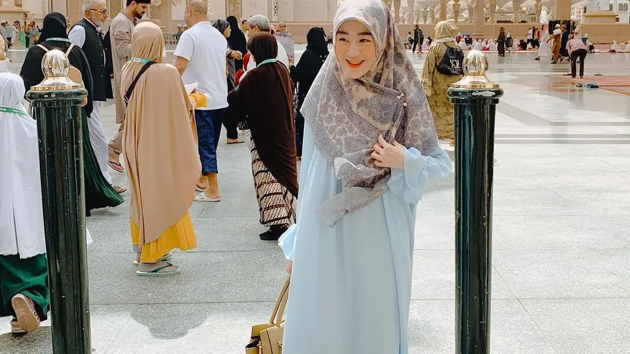 8 Potret Larissa Chou Tampil Fashionable dengan Padu Padan Hijab Syari’i