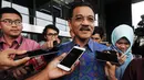Mantan Mendagri, Gamawan Fauzi menjawab pertanyaan seusai pemeriksaan di Gedung KPK, Jakarta, Kamis (3/5). Gamawan diperiksa terkait kasus dugaan korupsi pembangunan Gedung lPDN di Kabupaten Agam, Sumatera Barat, tahun 2011. (Merdeka.com/Dwi Narwoko)