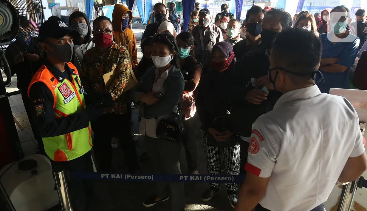 Calon penumpang KRL Commuter Line mengenakan masker antre memasuki Stasiun Bekasi, Selasa (5/5/2020). Pihak Stasiun Bekasi menerapkan jaga jarak antar penumpang, membatasi jumlah penumpang hingga 50% dan membatasi jam operasional dari pukul 06.00 hingga 18.00. (Liputan6.com/Herman Zakharia)