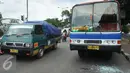 Metromini 17 jurusan Pasar Senen - Manggarai dirusak oleh sekelompok orang di Manggarai, Jakarta, Selasa (19/4). Belum diketahui maksud dari pengerusakan tersebut. (Liputan6.com/Gempur M Surya)