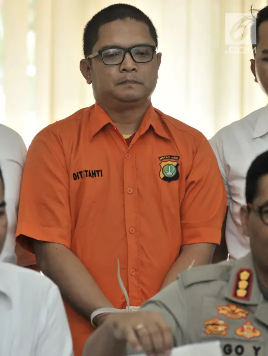 Tersangka ISP dihadirkan saat rilis di Jakarta, Senin (28/1). Modus pinjaman uang bersumber dari dana Yenny Wahid, Hari Tanoe, dan Presiden Jokowi, namun harus terlebih dahulu membayar administrasi Rp 500 ribu-Rp 650 ribu. (Merdeka.com/Iqbal S. Nugroho)