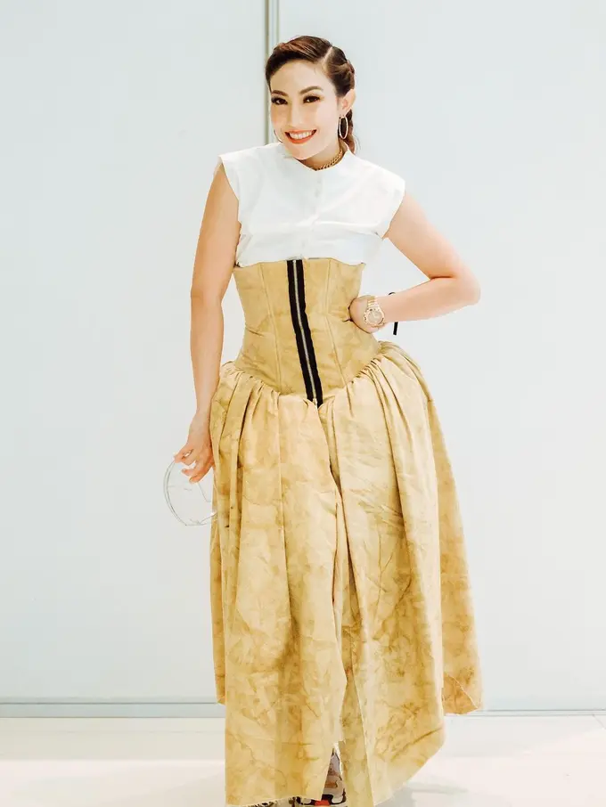 Ayu Dewi lipsync dengan sound Ku Kira Satu-satunya