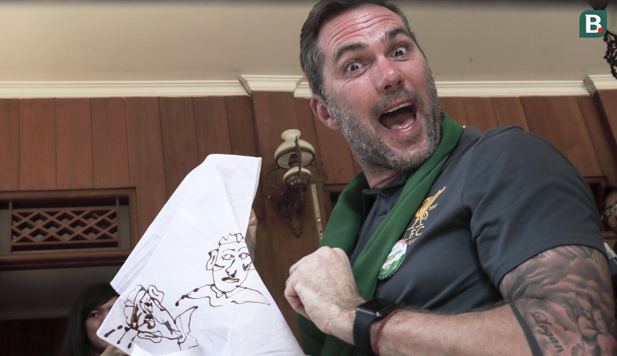 Legenda Liverpool, Patrik Berger, belajar membuat Batik dalam rangkaian acara kunjungan budaya  di Kawasan Perkampungan Betawi Setu Babakan, Jakarta (9/9/2018). (Bola.com/Peksi Cahyo)