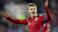Martin Odegaard. Gelandang serang Norwegia ini melakukan debut bersama timnas senior saat berusia 15 tahun pada laga persahabatan melawan UAE yang berkesudahan 0-0, 27 Agustus 2014. Hingga kini ia telah mengoleksi 36 Caps dengan torehan 1 gol dan 7 assist. (NTB via AP/Terje Pedersen)