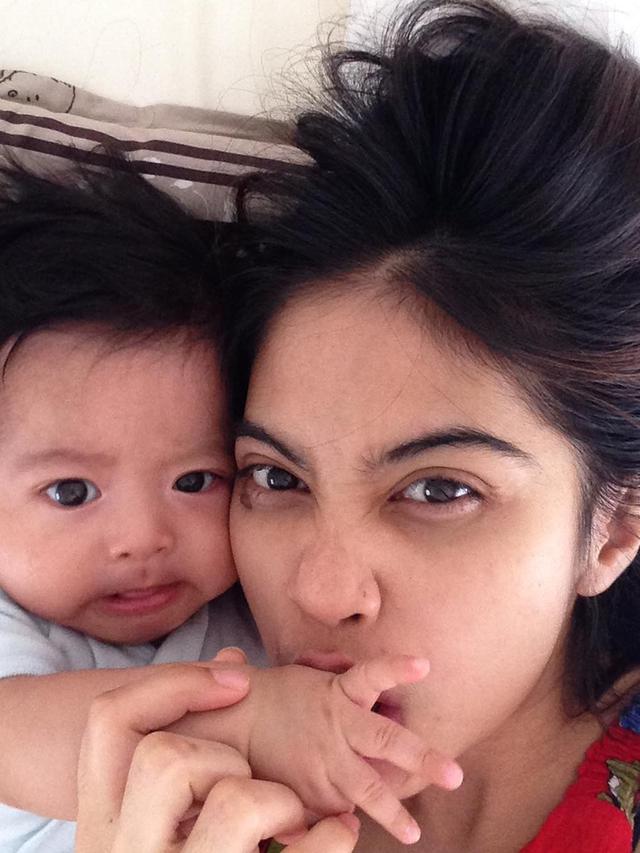 Jadi Single Mom, Ini 6 Potret Tiwi Eks T2 dan Anaknya