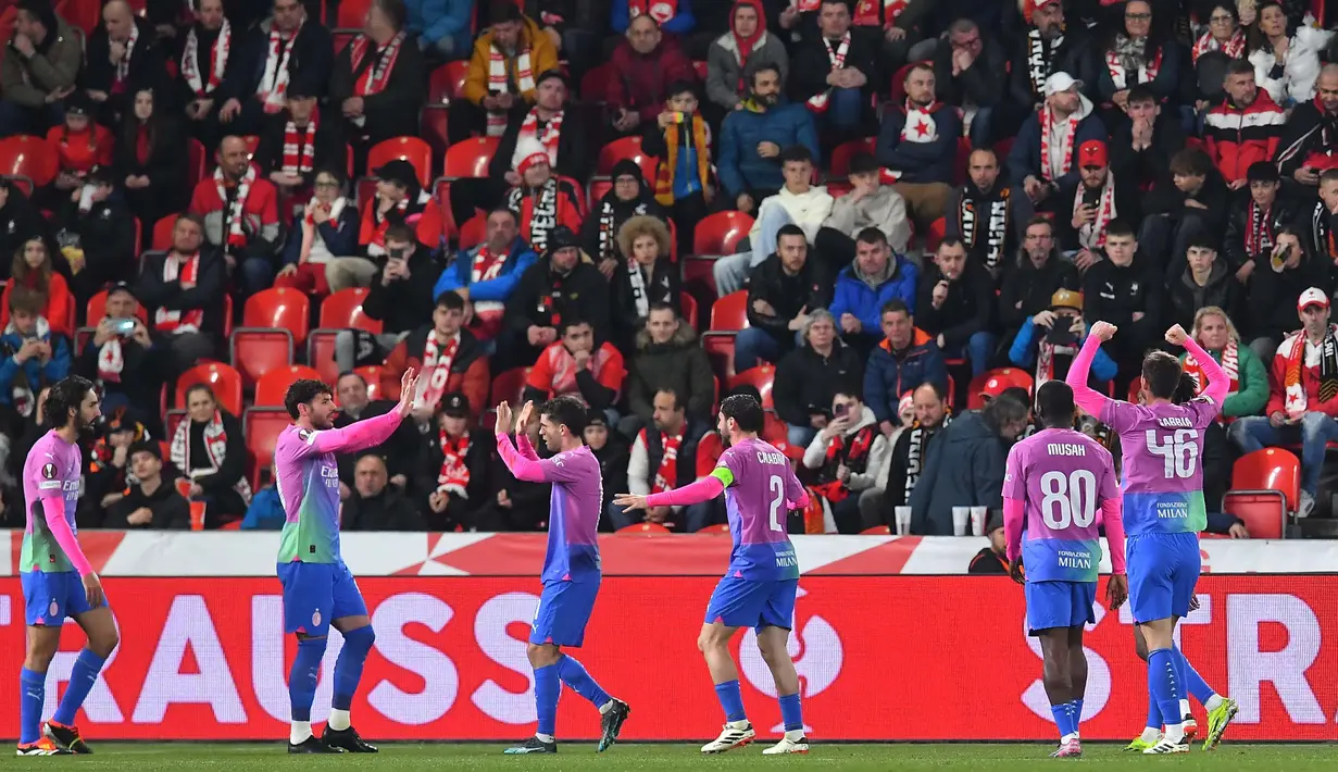 Para pemain AC Milan melakukan selebrasi setelah mencetak gol selama pertandingan leg kedua babak 16 besar Liga Eropa UEFA melawan Slavia Praha di Praha pada 14 Maret 2024. (Michal Cizek/AFP)