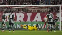 Kiper Manchester United (MU), Andre Onana, berusaha menahan tembakan yang dilepaskan pemain Bayern Munchen, Leroy Sane, dalam matchday pertama Grup A Liga Champions 2023/2024 di Allianz Arena, Kamis (21/9/2023) dini hari WIB. Andre Onana akhirnya harus melihat bola masuk ke dalam gawangnya. (AP Photo/Matthias Schrader)