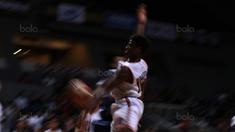 Aksi pemain Pelita Jaya, Wayne Bradford Lyndon saat melakukan lay up saat melawan Satria Muda pada laga Perbasi Cup 2017 di Sports Mall, Kelapa Gading, Jakarta, (10/11/2017). Pelita Jaya menang 82-77.  (Bola.com/Nick Hanoatubun)