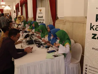 Suasana pembayaran Zakat di Istana Negara, Jakarta, Senin (28/5). Sekitar 300 pejabat kementerian/lembaga tinggi negara dan direksi BUMN melakukan pembayaran zakat melalui Baznas . (Liputan6.com/Angga Yuniar)