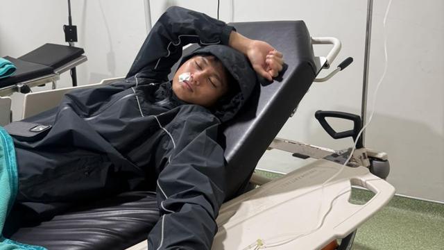 Hokky Caraka dilarikan ke IGD rumah sakit.